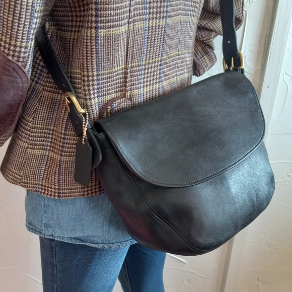 Coach Classics Collection: The Carlton Flap Bag In Black - Picture 14 of 15